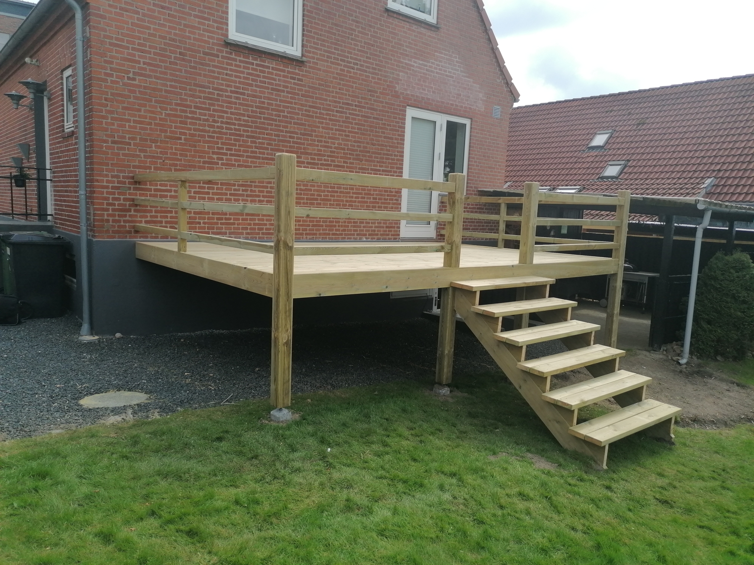 Hævet træterrasse lavet af tømrer i [node:field_by]